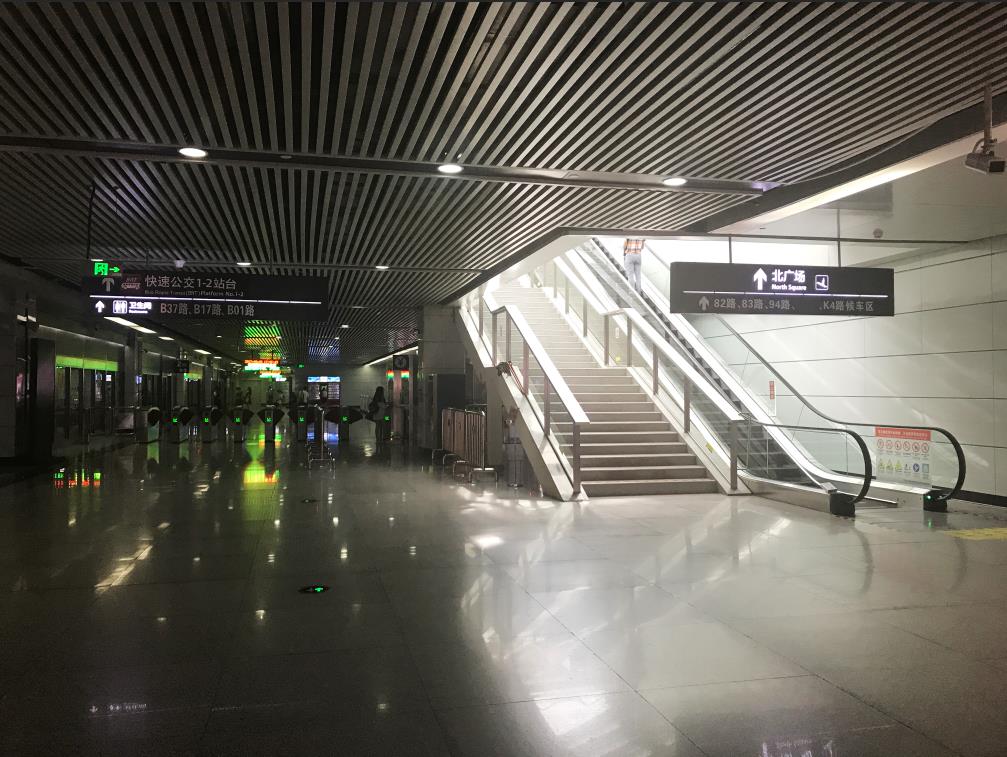 南宁东高铁站负一层的BRT站